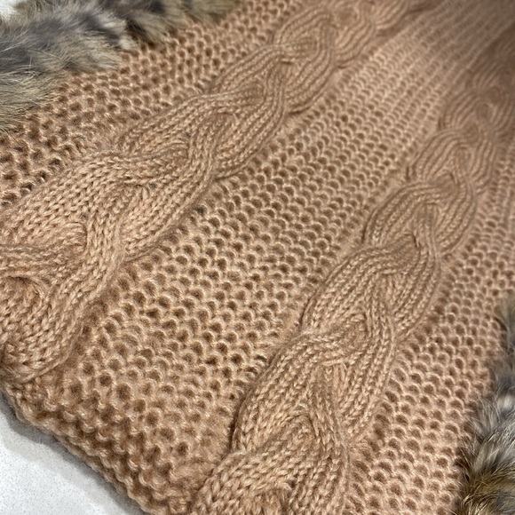 New Rudsak Authentic Rabbit Fur & Knit
Infinity Scarf neutral without tags⭐️⭐️⭐️ - Picture 15 of 17